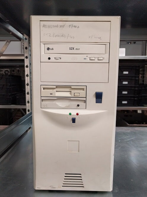 Athlon XP 1700+ (1.467GHz), 512MB RAM, 40GB HDD, CD-ROM, FDD, zip 250, Win XP