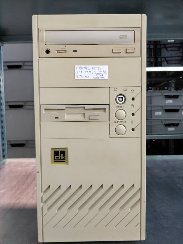 PC 80486-DX2 (66MHz), 4MB RAM, 130MB HDD, FDD, Trident TVGA9000i-3 (512kB VRAM)